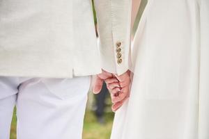 sfondo del giorno del matrimonio. coppia felice che si tiene per mano insieme come amore per sempre foto