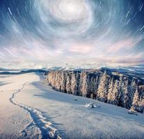 cielo stellato nella notte nevosa d'inverno. fantastica via lattea alla vigilia di capodanno. per gentile concessione della nasa. in attesa della vacanza. scena drammatica. carpatico. Ucraina foto