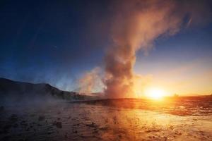 geyser in Islanda. fantastico kolory.turysty guarda la bellezza del mondo foto