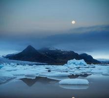 famose formazioni rocciose di reynisdrangar sulla spiaggia nera di reynisfjara. costa dell'Oceano Atlantico vicino a vik, nell'Islanda meridionale foto