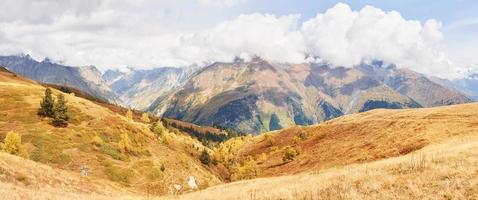 fantastico paesaggio autunnale dorato tra le montagne rocciose della Georgia. Malvnychi cime innevate foto