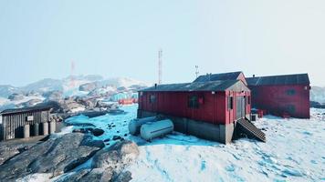 vista della vecchia base antartica alla stazione del polo sud in antartide foto