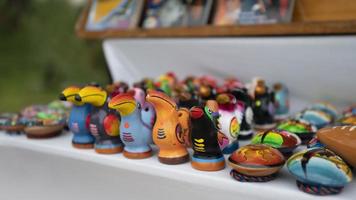 quito, ecuador, 2022 - gruppo di tucani in ceramica multicolore realizzati a mano da indigeni ecuadoriani in vendita in un mercato artigianale foto