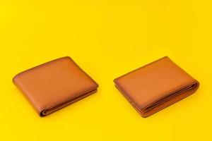 nuovo portafoglio da uomo in pelle marrone su giallo foto