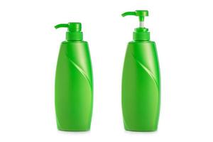 bottiglia di pompa di plastica verde vuota utilizzata per shampoo o sapone. girato in studio isolato su bianco foto