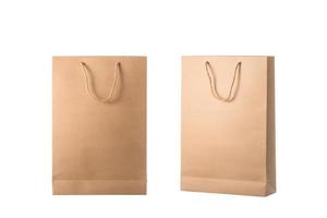 nuovo sacchetto di carta marrone vuoto per lo shopping. girato in studio isolato su bianco foto
