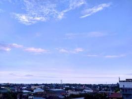 bel cielo azzurro al mattino foto