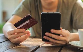 shopping online con app e pagamento con carta di credito foto