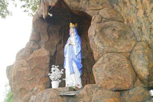immagine editoriale della statua della vergine maria nel luogo di preghiera della grotta di maria, semarang, indonesia foto