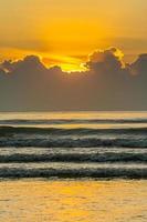 sfondo del tramonto del sole e del mare. composizione della natura. foto