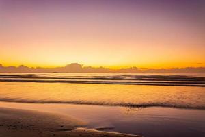 sfondo del tramonto del sole e del mare. composizione della natura. foto