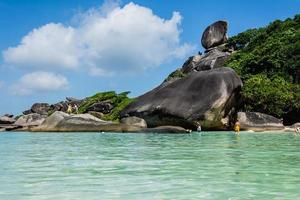 il bellissimo paesaggio la gente sulla roccia è un simbolo delle isole similan, del cielo blu e delle nuvole sul mare durante l'estate nel parco nazionale di mu ko similan, provincia di phang nga, tailandia foto