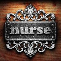infermiera parola di ferro su sfondo di legno foto