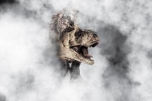 dinosauro carnotaurus su sfondo fumo foto