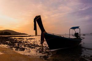 piccolo peschereccio sulla spiaggia la sera foto