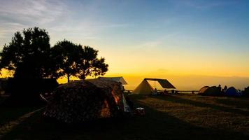 atmosfera da campeggio durante il tramonto, thailandia foto