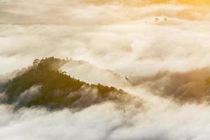 betong, yala, tailandia talay mok aiyoeweng skywalk nebbia punto di vista ci sono turisti visitati mare di nebbia al mattino foto