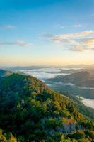 betong, yala, tailandia talay mok aiyoeweng skywalk nebbia punto di vista ci sono turisti visitati mare di nebbia al mattino foto