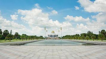 moschea centrale di songkhla con cielo blu e nuvole sopra la moschea. la più grande moschea della Thailandia foto