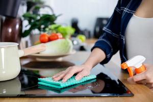 primo piano l'attrezzatura da cucina per la pulizia delle mani protegge il virus e la sana sicurezza