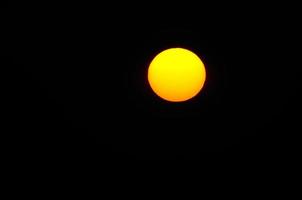 primo piano del sole all'alba foto
