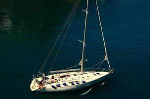 barca a vela nel mare foto