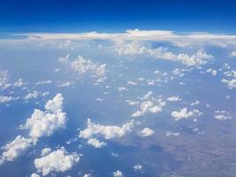 volando sopra le nuvole sopra la campagna della Thailandia. foto