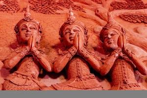 Pregando figure da parete sculture Wat Sila Ngu Tempio Rosso, Thailandia. foto