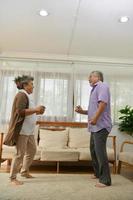 trascorrere del tempo insieme a casa, un'anziana coppia asiatica che si diverte a ballare in soggiorno.