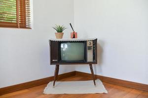 vecchia televisione nell'era della televisione in bianco e nero. foto