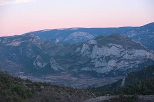 paesaggi delle montagne dei pirenei catalani a organya in spagna foto