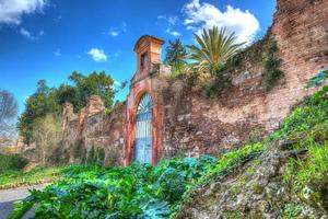 ingresso chiesa di sacro sebastiano dal palatino, roma, italia - immagine hdr foto