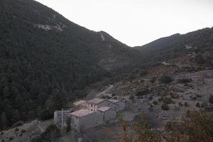 strada per santa fe de organya nelle montagne dei pirenei catalani foto