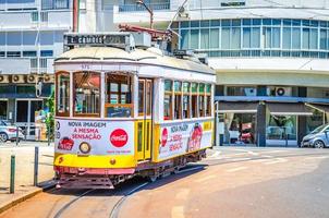 lisbona, portogallo - 14 giugno 2017 famoso vecchio tram giallo 28 nelle strade del centro storico di lisbona foto