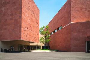 china design museum, fondato nel 2011, è un museo moderno con l'istituto bauhaus come fondazione, copre un'area di 16800 metri quadrati nel campus di xiangshan a hangzhou, zhejiang, cina foto
