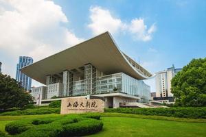Il grande teatro di shanghai, inaugurato il 27 agosto 1998 e situato nel distretto di huangpu a shanghai, in Cina, è uno dei palcoscenici automatici più grandi e meglio attrezzati al mondo. foto