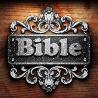 Bibbia parola di ferro su sfondo di legno foto