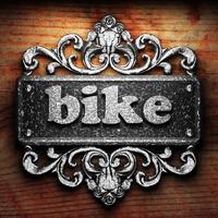 parola bici di ferro su sfondo di legno foto