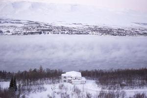 vista nebbiosa sul lago, islanda foto