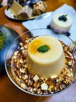 Budino Dessert Gelatina Di Frutta Panna Cotta Cuoco Cremoso Ricetta. oggetto di prodotti lattiero-caseari dolci. delizioso piatto fresco fatto in casa. primo piano gourmet della colazione. piatto di vetro. luce naturale, nessuno. foto