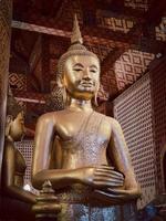 antica statua di buddha nel tempio wat thai o thai. culto del dio buddha gigante, punto di riferimento dell'arte dell'architettura asiatica, famoso santuario per il turismo. storia tempio spirituale di dio. attrazione di viaggio in Thailandia. foto