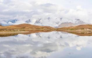 lago di montagna koruldi. alto svaneti, georgia europa. montagne del Caucaso foto