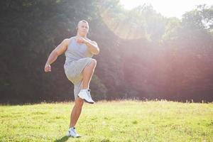 un giovane sportivo che si prepara per l'allenamento atletico e fitness all'aperto. sport, esercizio fisico, fitness, allenamento. uno stile di vita sano foto