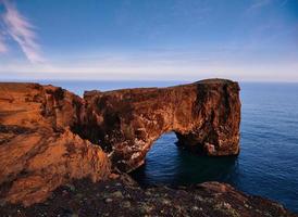 cape dyrholaey nel sud dell'Islanda. altitudine 120 m, e isola collinare media con una porta apribile foto