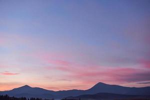 vista panoramica delle montagne dell'alba ai Carpazi, in ucraina. il paesaggio di montagna che include copia-spazio per il testo foto