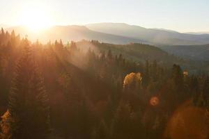 bella mattina d'autunno sul punto di vista sopra la profonda valle della foresta nei Carpazi, in ucraina, in europa foto