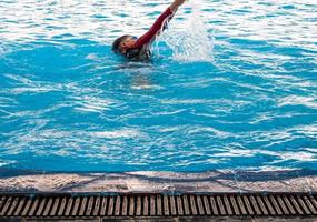 nuotatore e increspatura sulla superficie dell'acqua in piscina foto