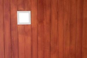 una lampada da incasso nel soffitto in legno artificiale foto