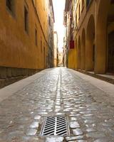 strada in una vecchia città europea foto