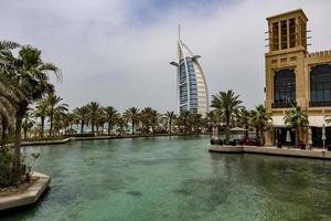 dubai, emirati arabi uniti, 8 maggio 2015 - vista all'hotel burj al arab da madinat jumeirah a dubai. madinat jumeirah comprende due hotel e gruppi di 29 case arabe tradizionali. foto